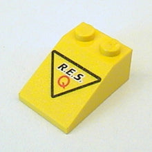Plaatje in Gallery viewer laden, LEGO® los onderdeel Dakpan met Motief Geel 3298pb024