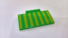 Plaatje in Gallery viewer laden, LEGO® Dakpan Gebogen met Motief Fel Groen 15625pb023