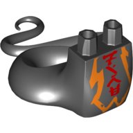 Onderlichaam met staart, zwarte schubben, oranje markering en rood Ninjago-logogram 'FIRE' in Zwart