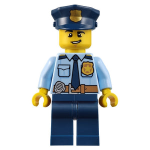 Police - City Shirt met donkerblauwe stropdas en gouden badge, donkerbruine riem met radio, donkerblauwe benen, politiehoed met gouden badge, scheve grijns