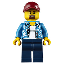 Plaatje in Gallery viewer laden, Man met Hawaiiaans shirt, donkerblauwe benen, donkerrode pet