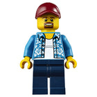 Man met Hawaiiaans shirt, donkerblauwe benen, donkerrode pet