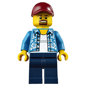 Man met Hawaiiaans shirt, donkerblauwe benen, donkerrode pet