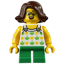 Kindmeisje met haltertopje met groene appels en limoenvlekken, groene korte benen